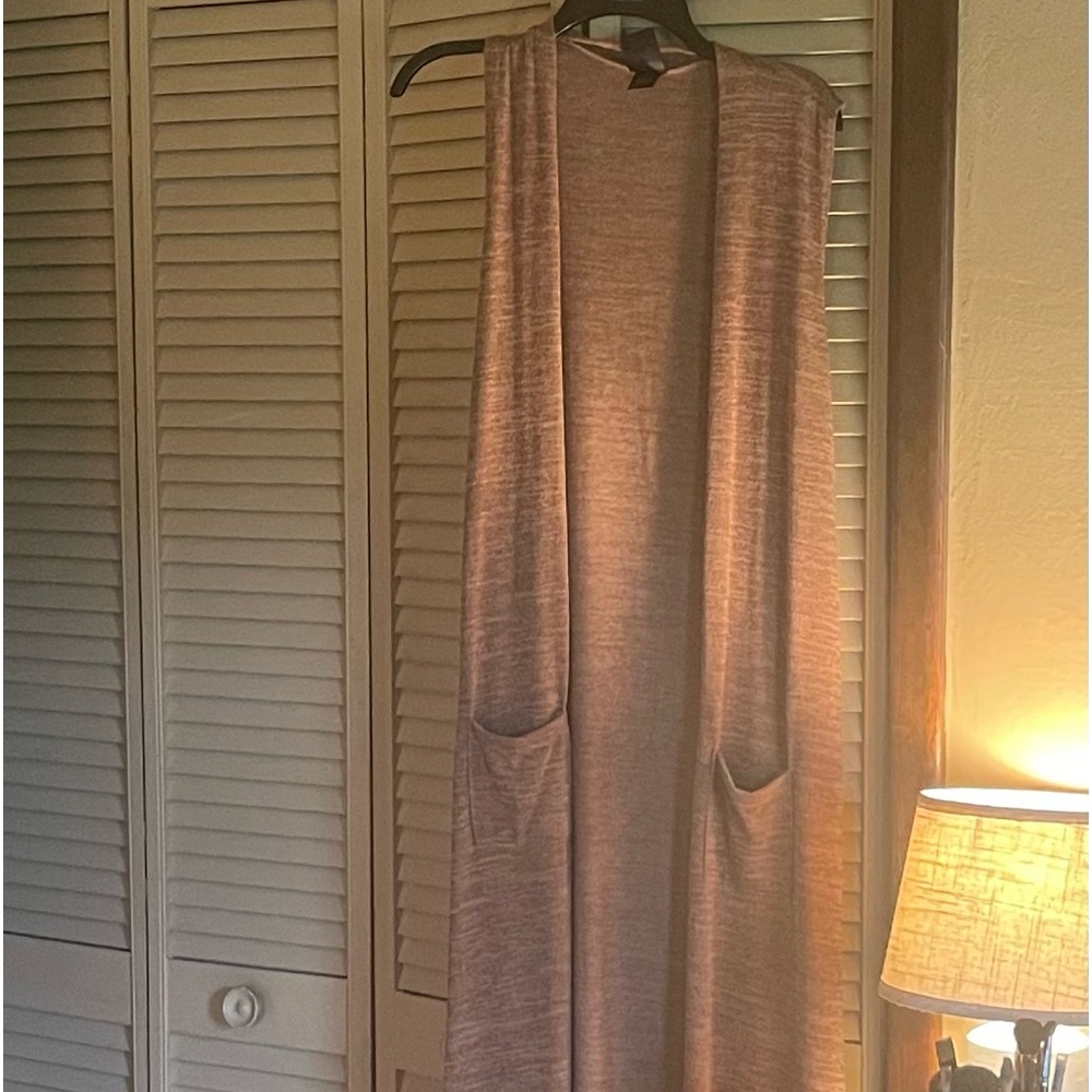 Sleeveless vest/cardigan